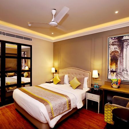 The Corus Hotel New Delhi Exterior photo