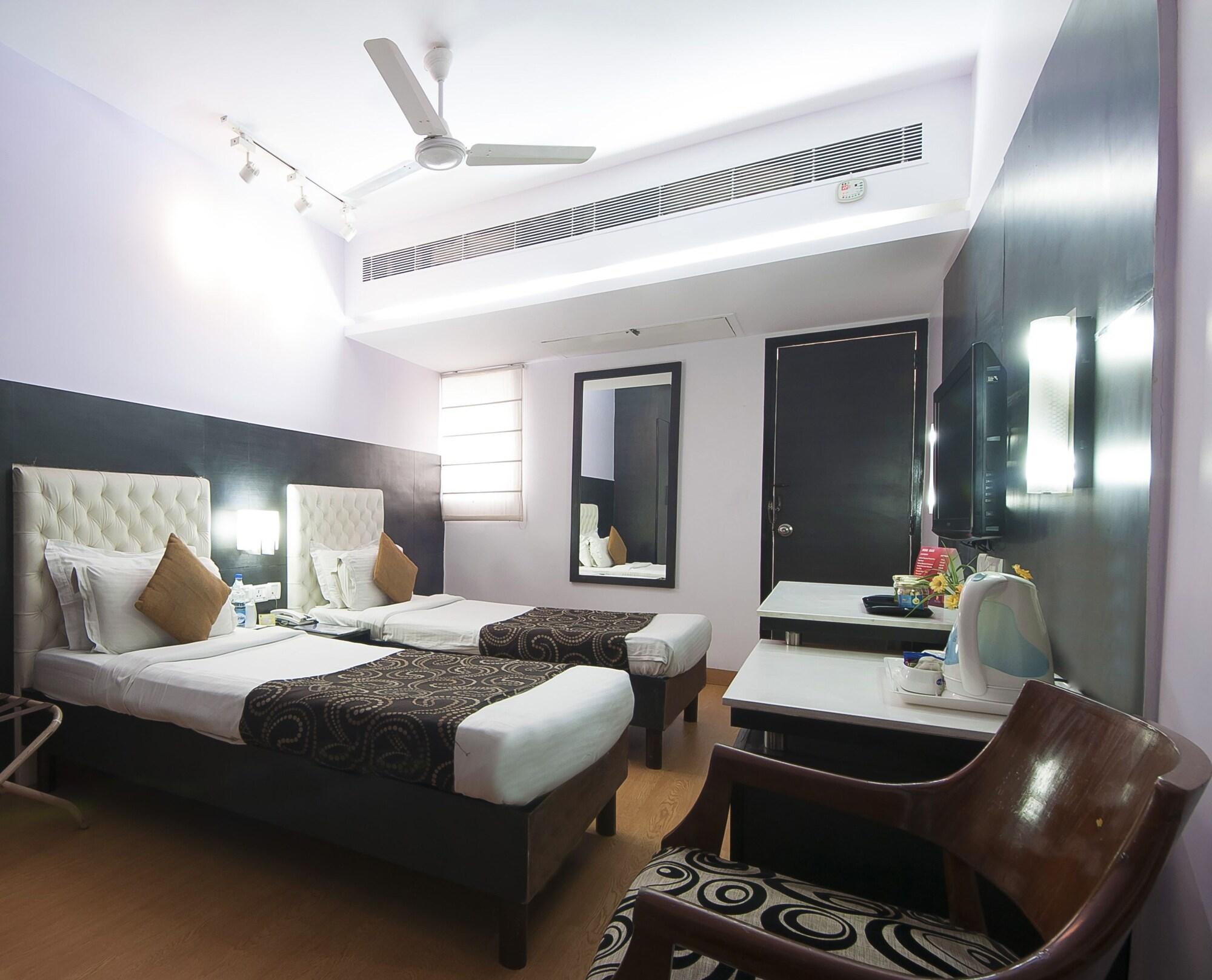 The Corus Hotel New Delhi Exterior photo