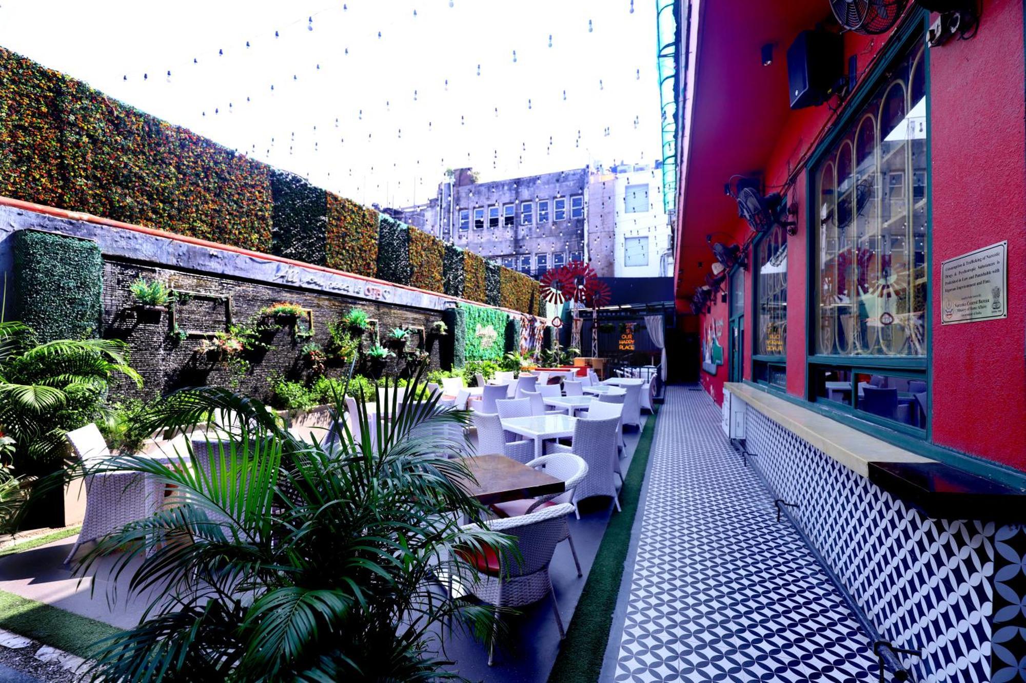 The Corus Hotel New Delhi Exterior photo