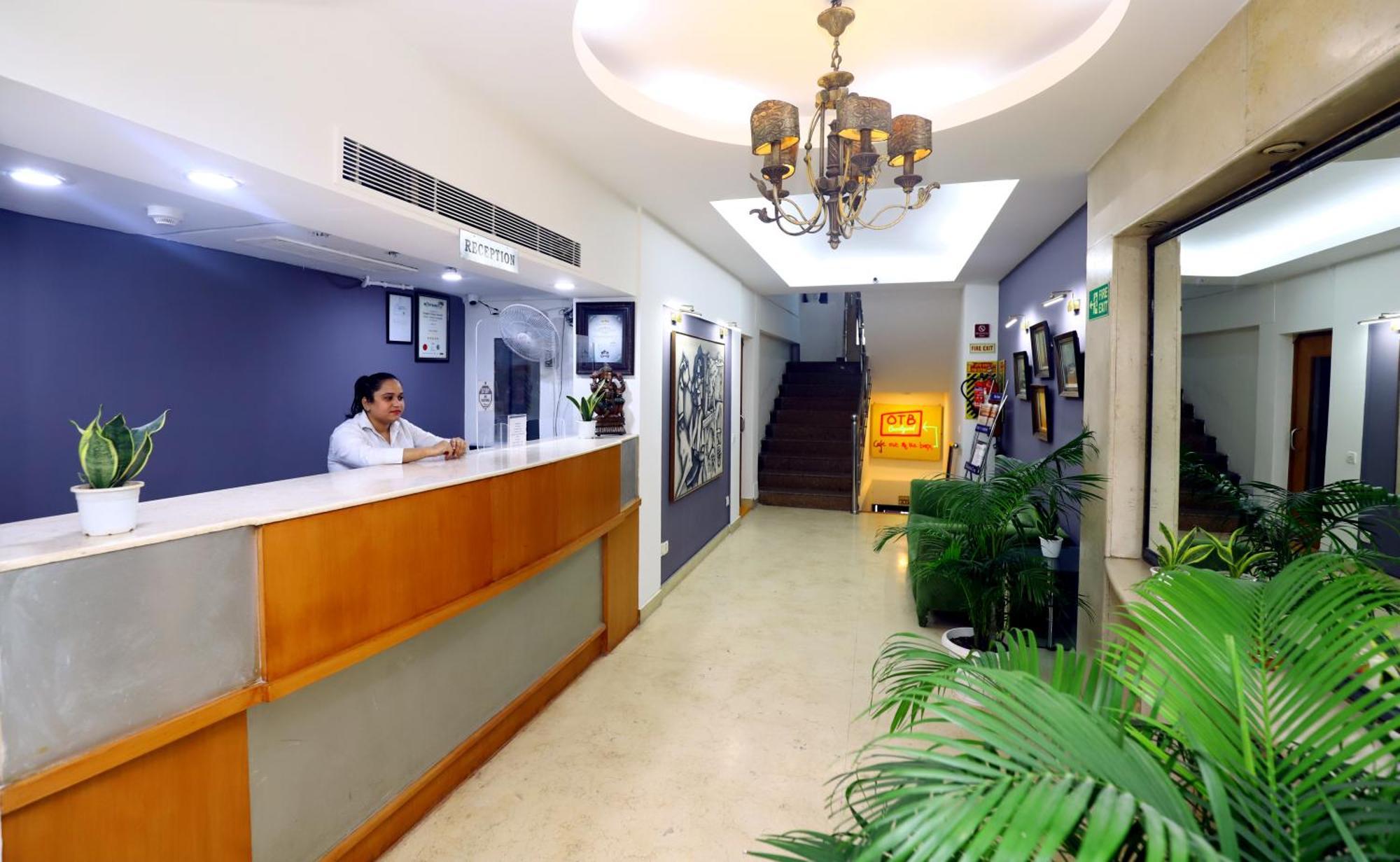 The Corus Hotel New Delhi Exterior photo