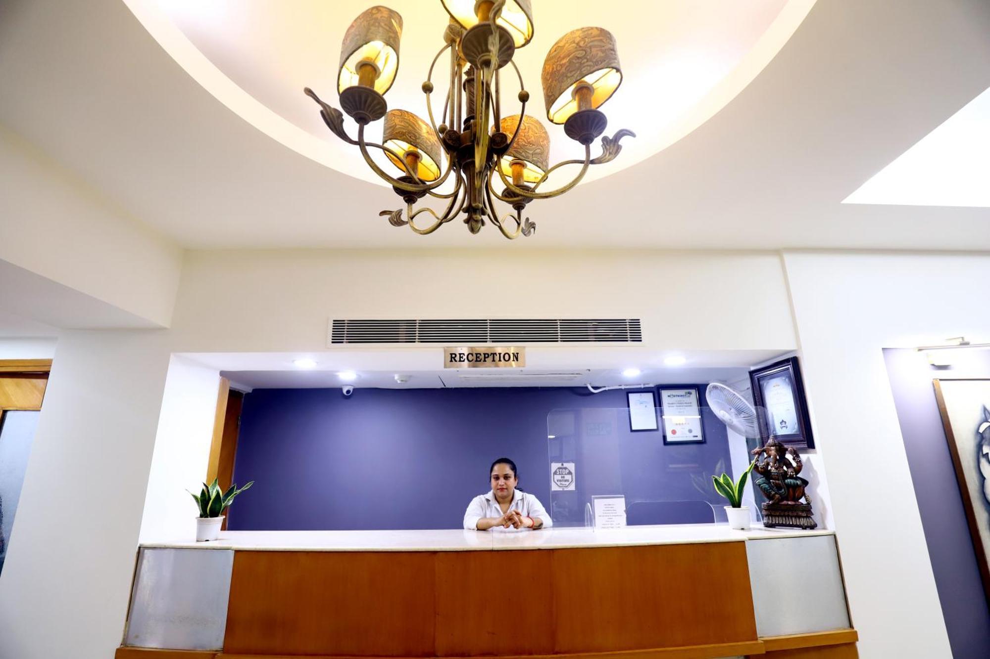 The Corus Hotel New Delhi Exterior photo