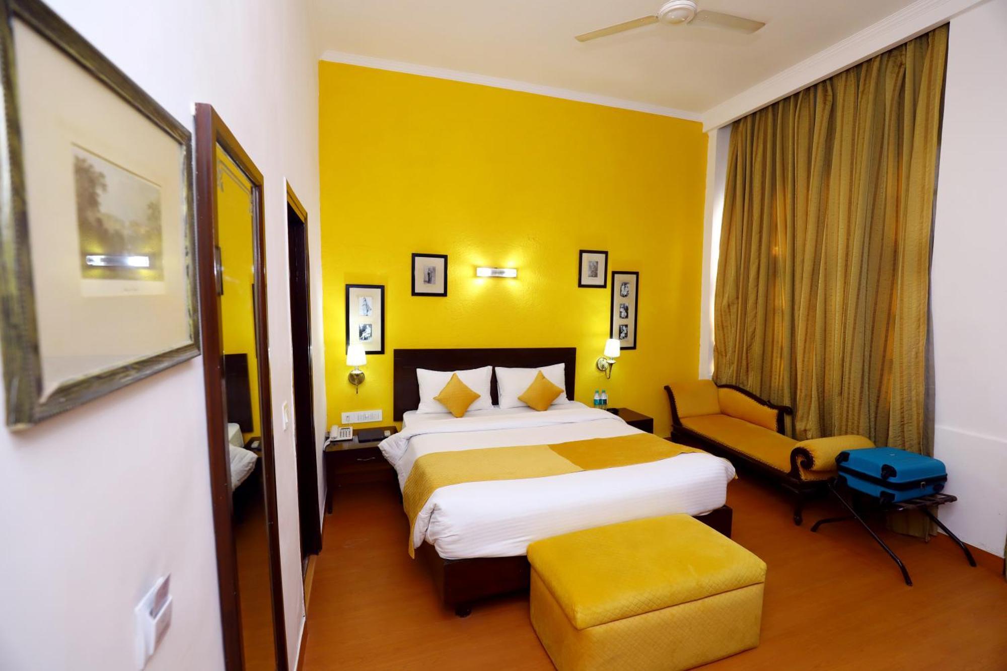 The Corus Hotel New Delhi Exterior photo