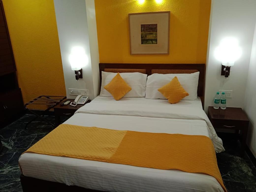 The Corus Hotel New Delhi Exterior photo