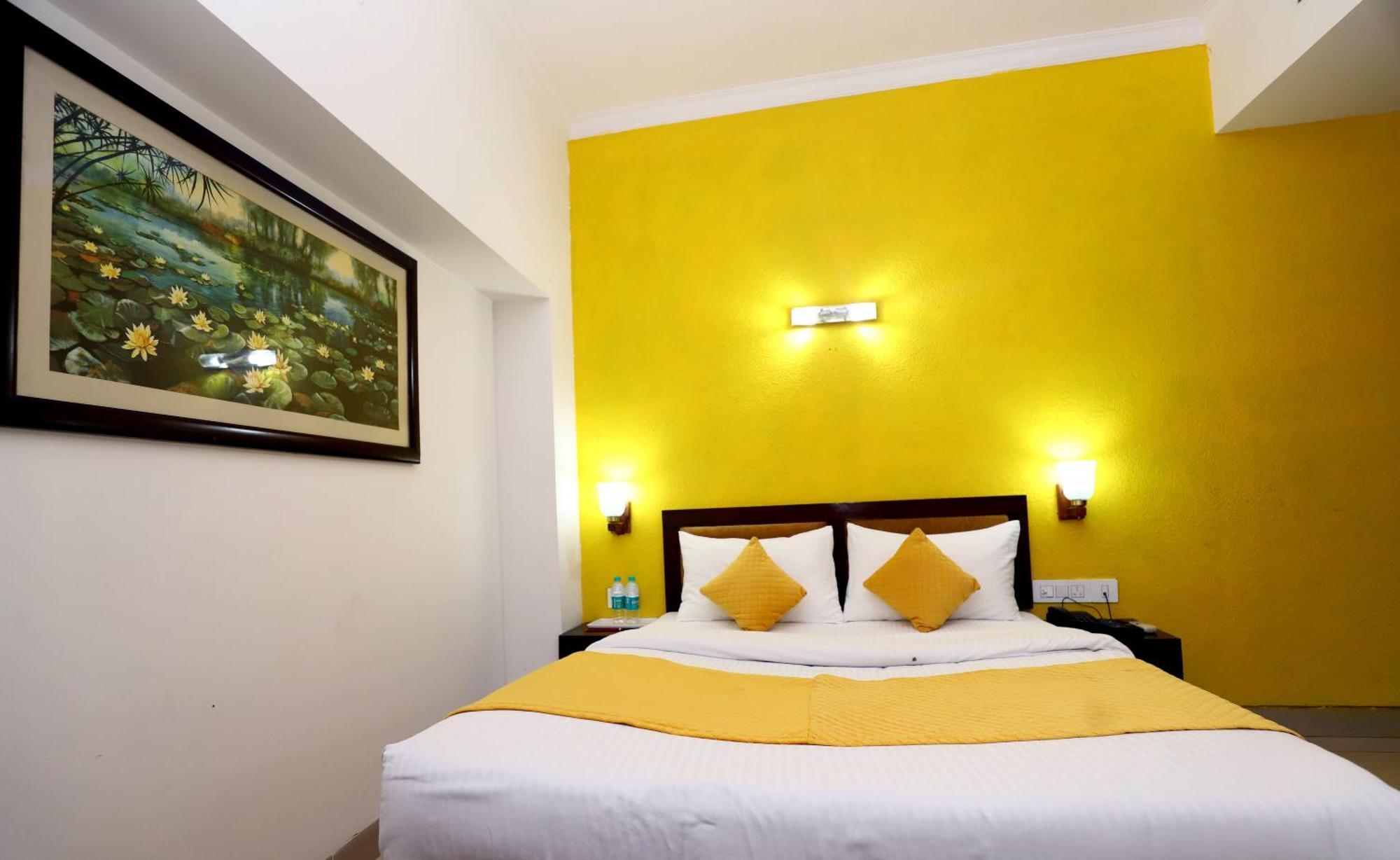 The Corus Hotel New Delhi Exterior photo