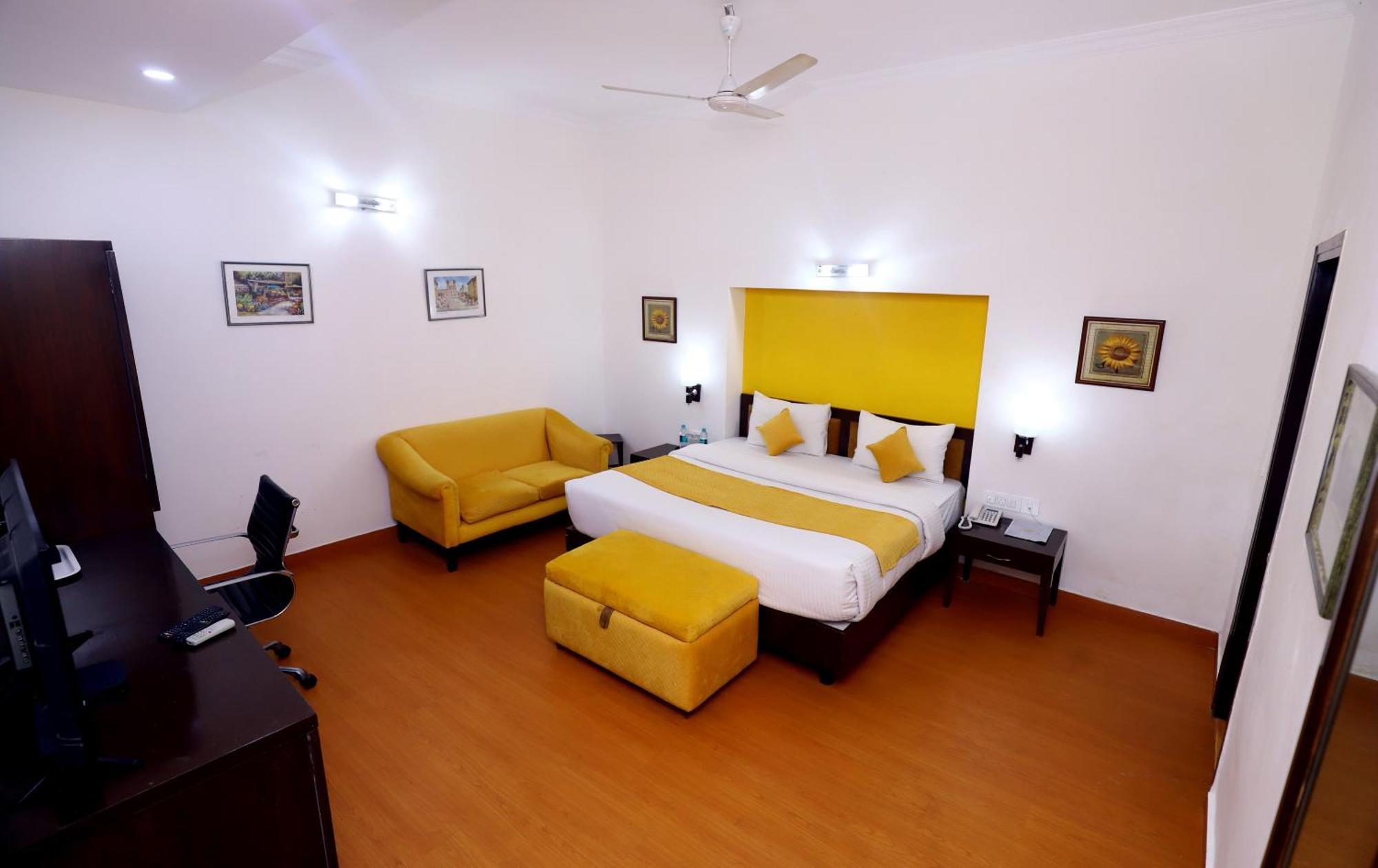 The Corus Hotel New Delhi Exterior photo