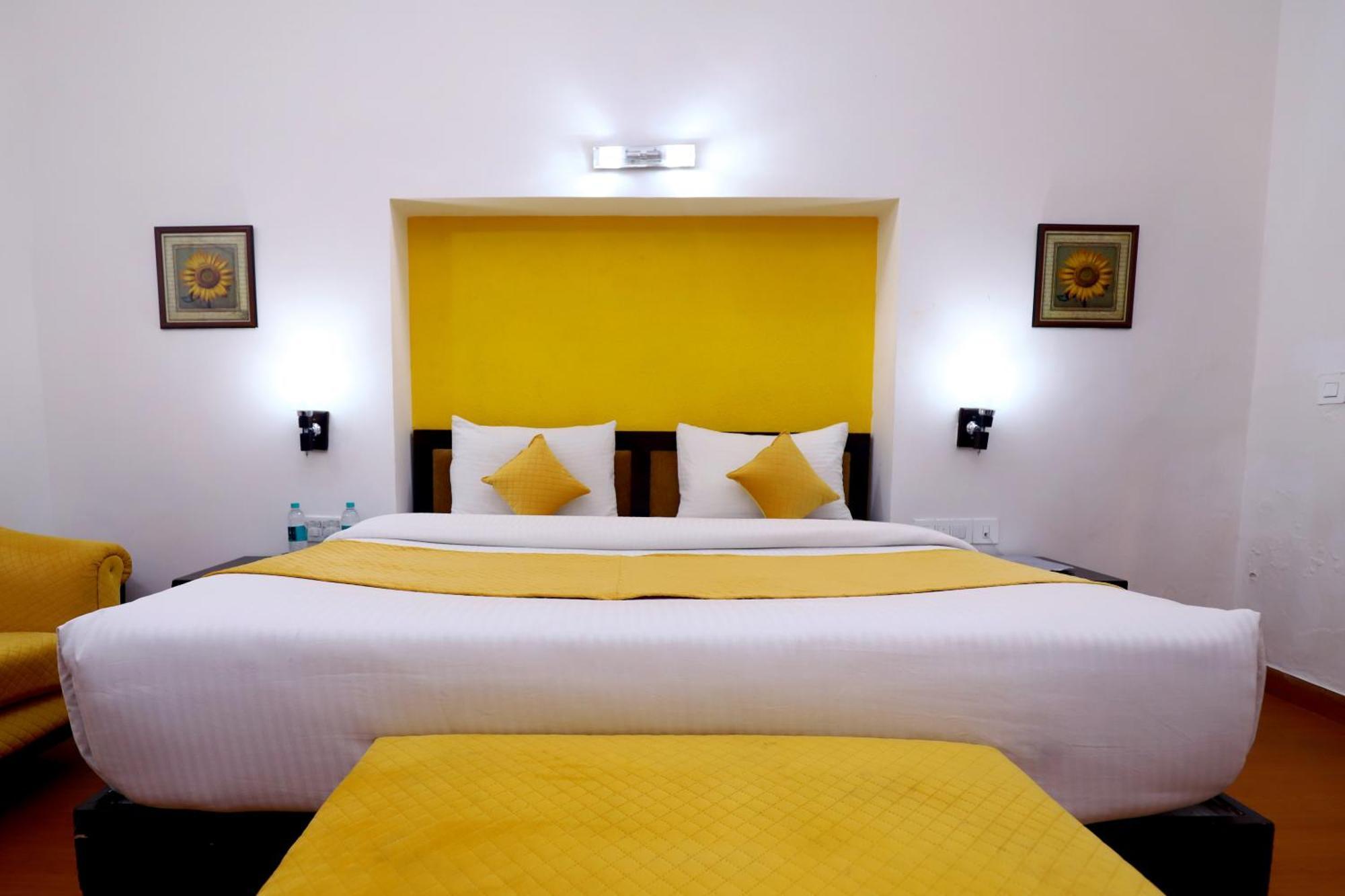 The Corus Hotel New Delhi Exterior photo