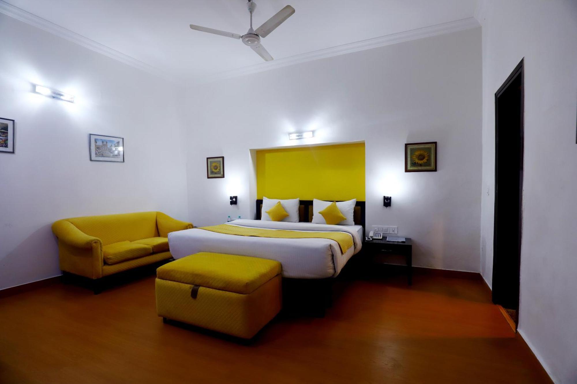The Corus Hotel New Delhi Exterior photo