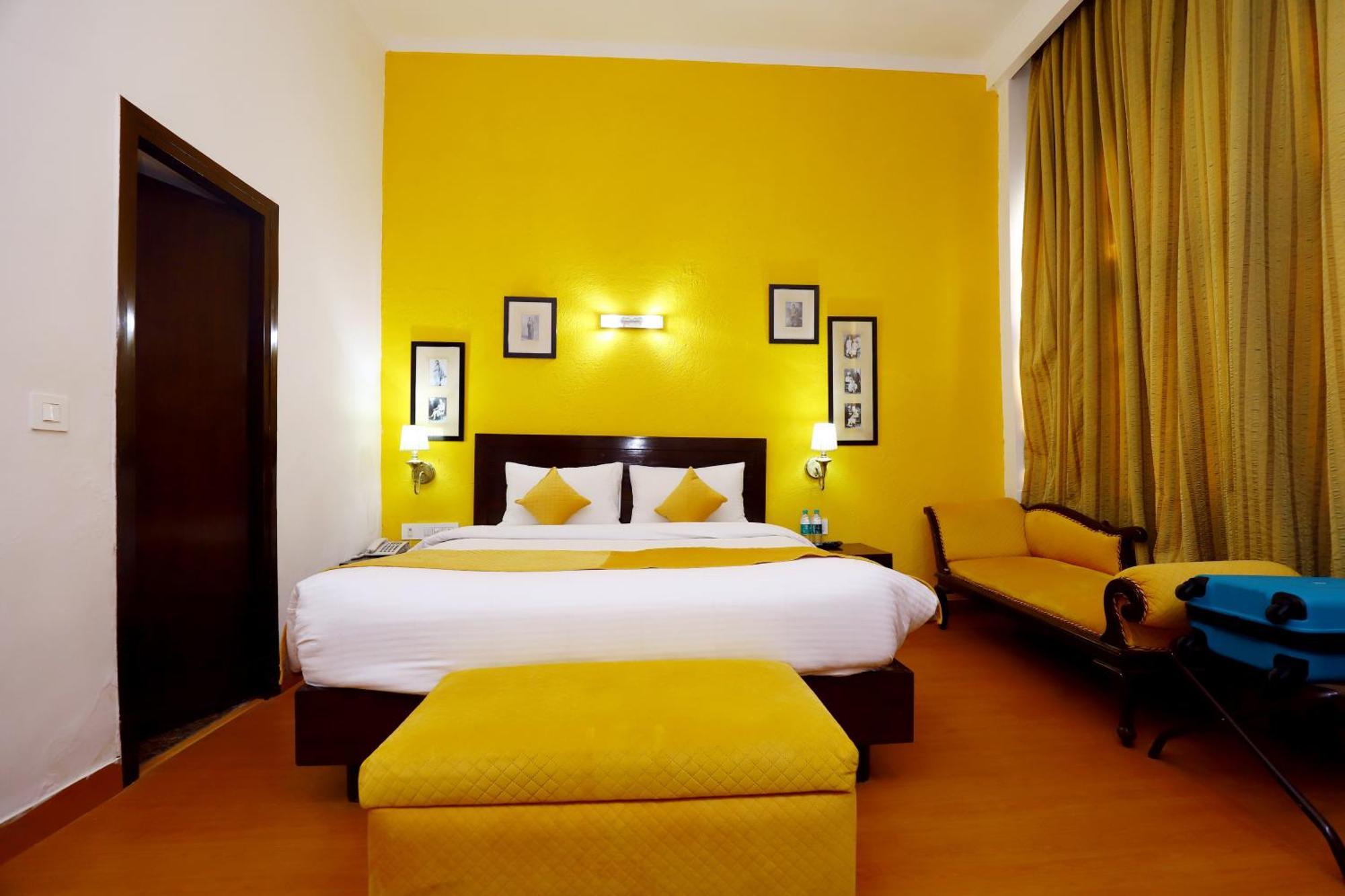 The Corus Hotel New Delhi Exterior photo