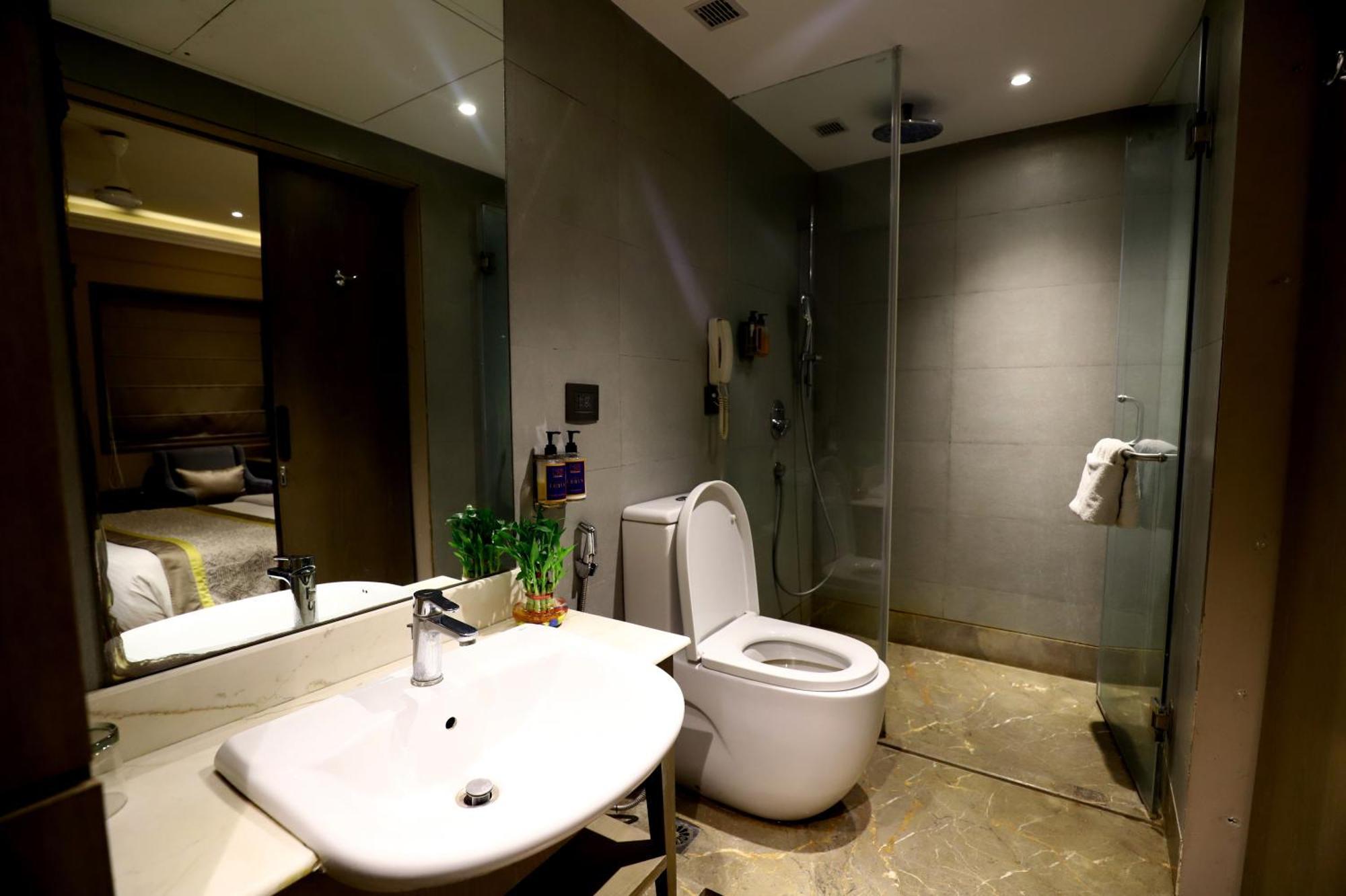 The Corus Hotel New Delhi Exterior photo