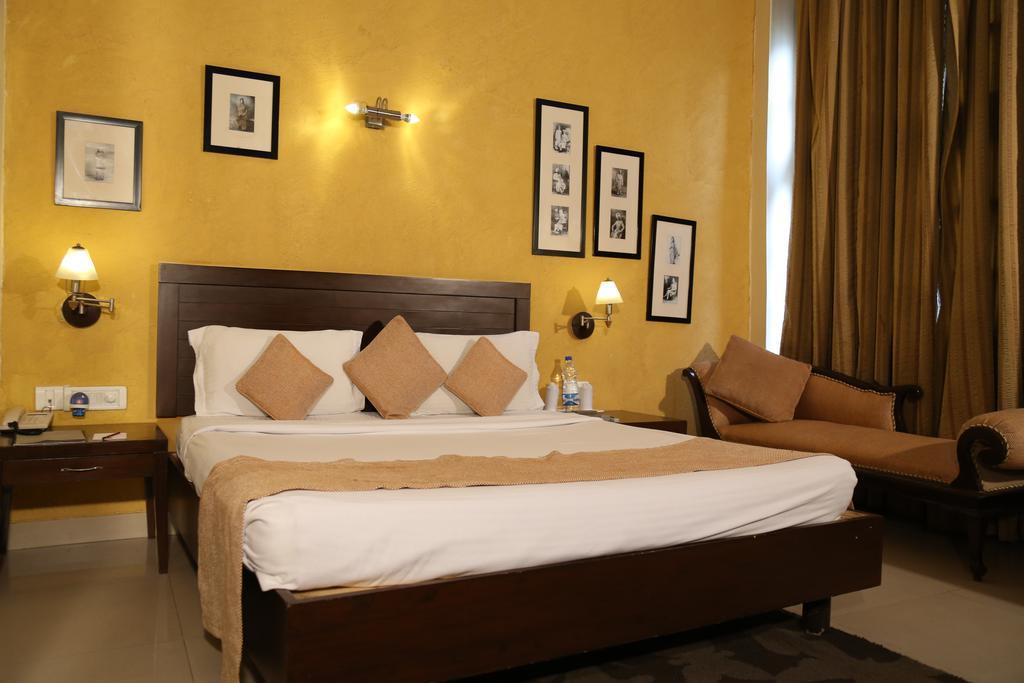 The Corus Hotel New Delhi Exterior photo