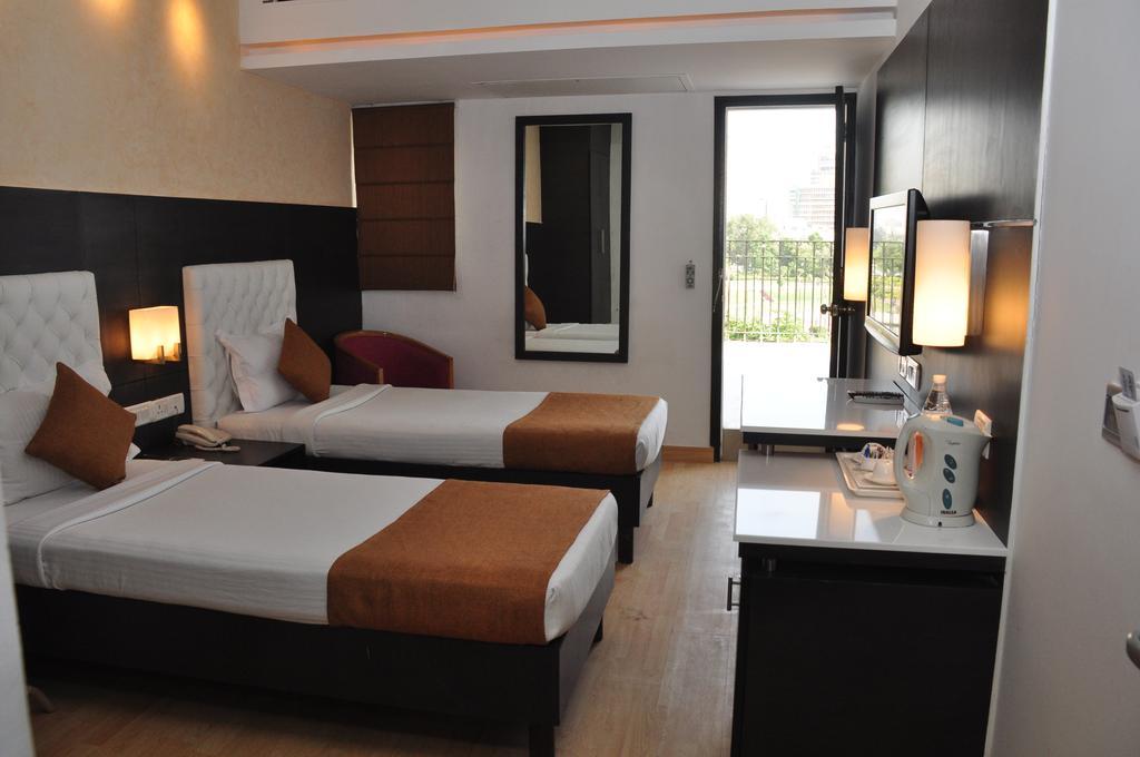 The Corus Hotel New Delhi Exterior photo