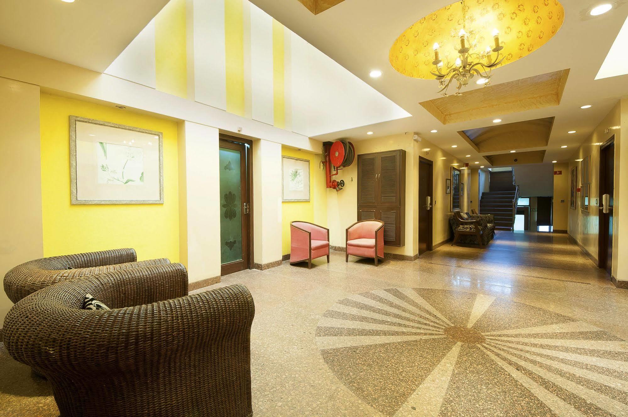 The Corus Hotel New Delhi Exterior photo