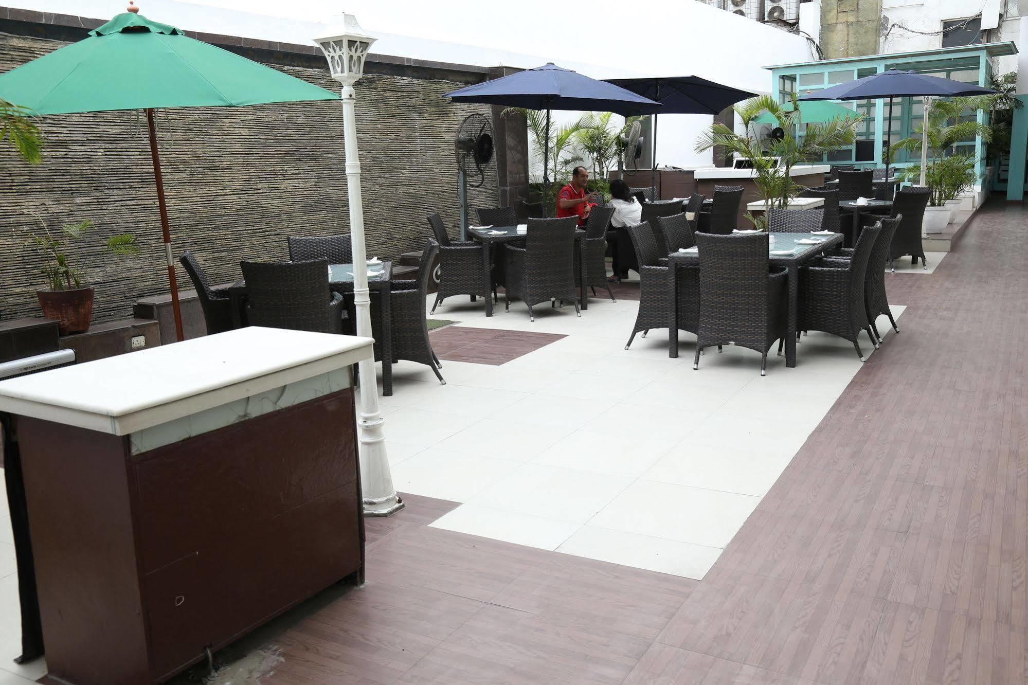 The Corus Hotel New Delhi Exterior photo