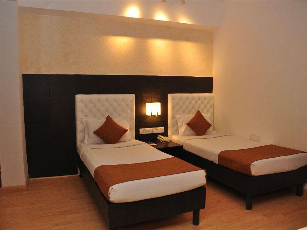The Corus Hotel New Delhi Exterior photo